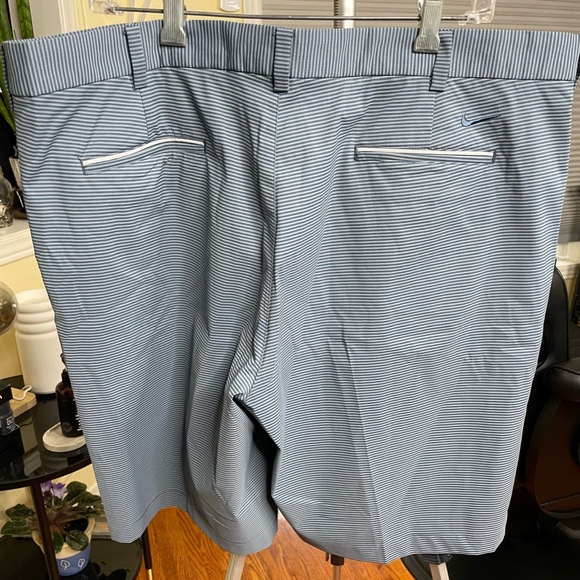 Beautiful Nike Golf Shorts - Picture 2 of 3